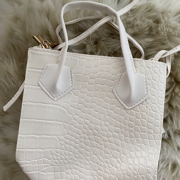 NWOT - cute small, white croc pattern purse - Picture 4 of 10